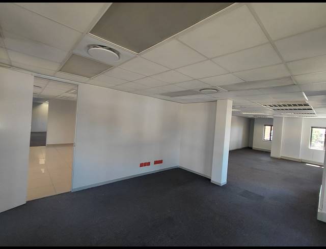 370M² OFFICE TO LET IN LYME PARK